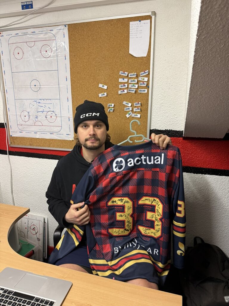 Maillots Cabane à sucre signés - 33 signé par toute l'équipe